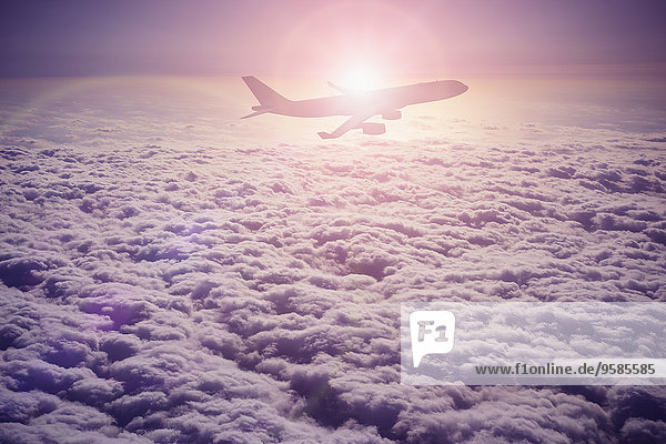 Flugzeug fliegen fliegt fliegend Flug Flüge Wolke Silhouette über