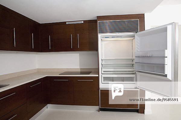 leer offen Küche Kühlschrank