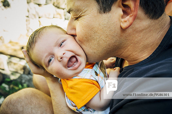 Außenaufnahme Europäer Junge - Person Menschlicher Vater küssen Baby freie Natur