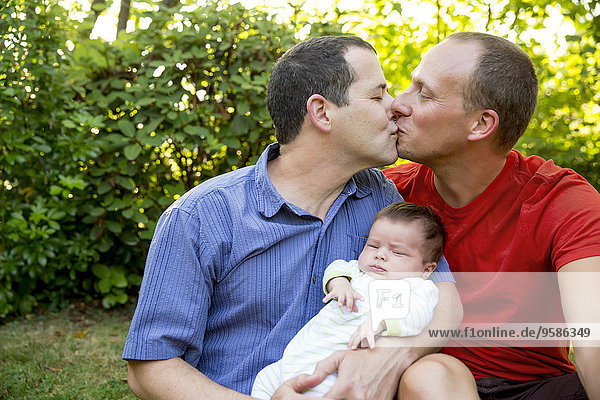 Europäer Junge - Person küssen Garten Baby Hinterhof
