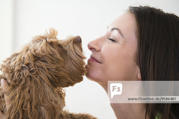 Europäer Frau küssen Hund