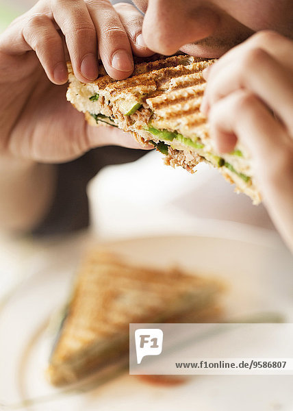 Frau Close-up Sandwich essen essend isst