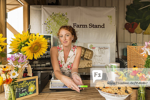 Europäer Frau Blume Frucht verkaufen Landwirtin Streusel Markt