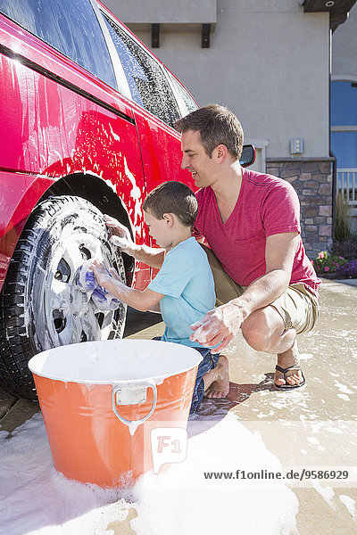 Europäer Menschlicher Vater Sohn Auto waschen Fahrweg