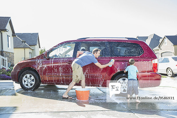 Europäer Menschlicher Vater Sohn Auto waschen Fahrweg