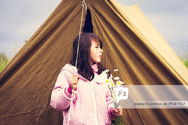 nahe Europäer halten camping Zelt Wildblume Mädchen