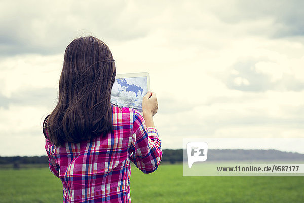 Europäer Computer Fotografie nehmen Feld Wiese Mädchen Tablet PC