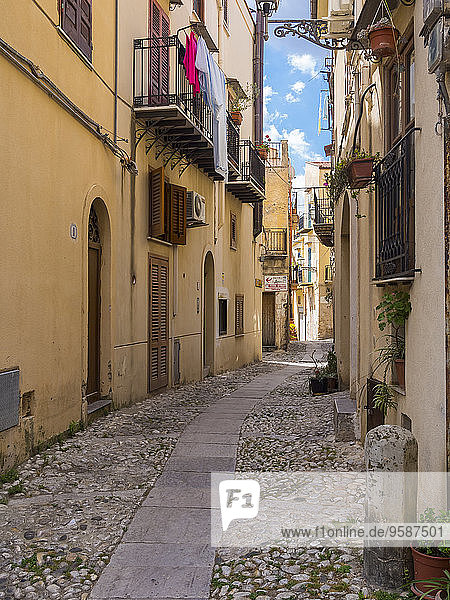Italien  Sizilien  Provinz Palermo  Monreale  Gasse und alte Häuser