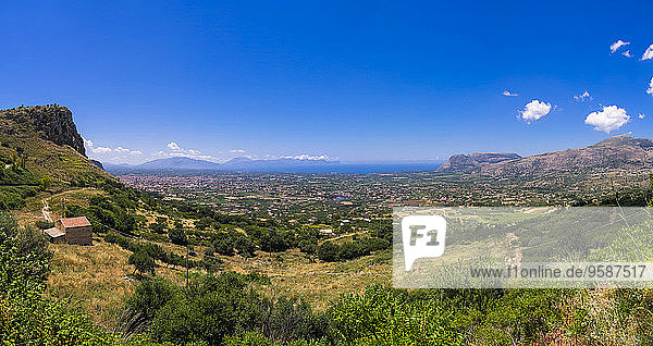 Italien  Sizilien  Provinz Palermo  Blick auf die Berge von Castellammare del Golfo  von Borgetto aus gesehen  Panorama
