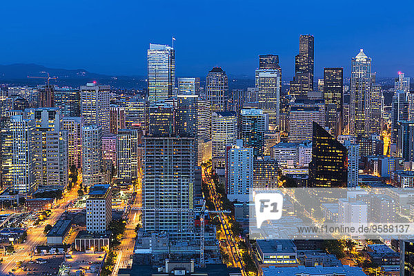 USA  Washington State  Seattle  Stadtbild  Blaue Stunde