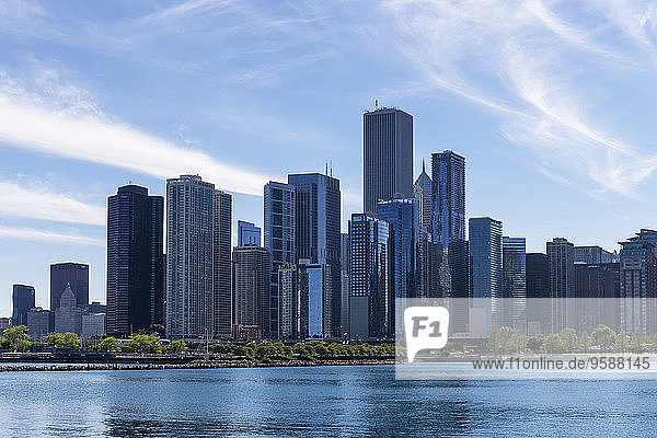USA  Illinois  Chicago  Skyline gesehen vom Navy Pier am Lake Michigan