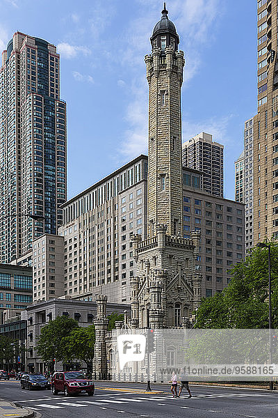 USA  Illinois  Chicago  historischer Wasserturm vor dem John Hancock Center