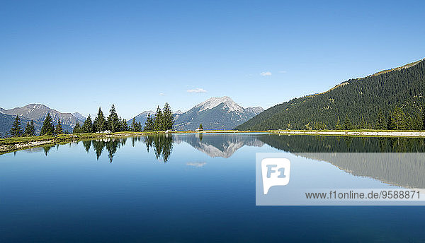 Österreich  Tirol  Ehrwald  Wasserspiegelungen in Almsee
