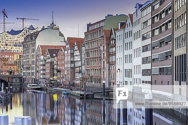 Deutschland  Hamburg  Historische Gebäude am Nicolaifleet mit der Baustelle der Elbphilharmonie im Hintergrund