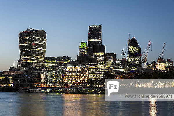 Großbritannien  England  London  Themse  Hochhäuser  Swiss Re Tower  Tower 42  20 Fenchurch Street im Abendlicht