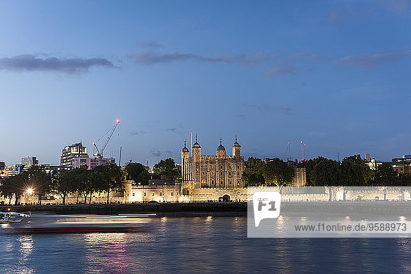 Großbritannien  England  London  Themse  Tower of London im Abendlicht
