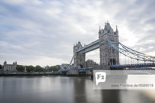 Großbritannien  England  London  Tower Bridge und Themse