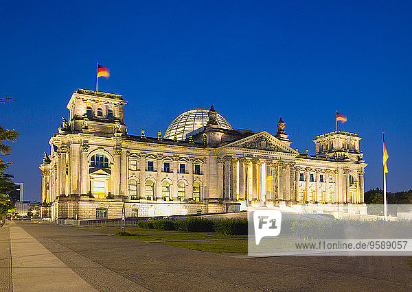 Deutschland  Berlin  Reichstagsgebäude bei Nacht beleuchtet