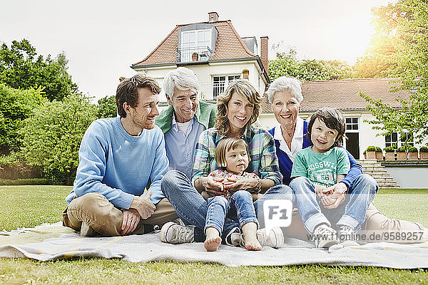 Deutschland  Hessen  Frankfurt  Drei Generationen Familie vor der Villa