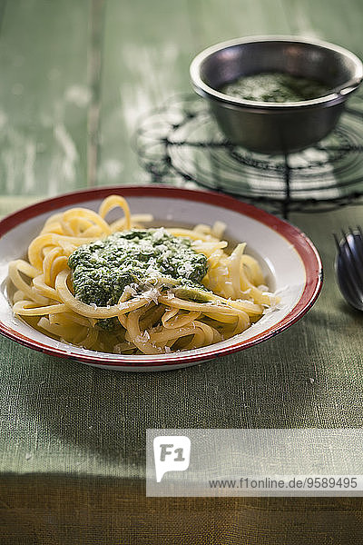 Rutabaga-Nudeln mit frischem hausgemachtem Pesto