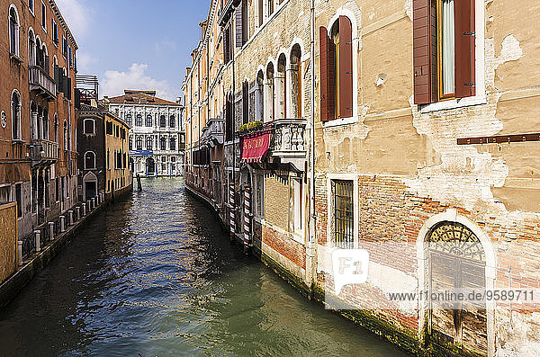 Italien  Veneto  Venedig  Bezirk Cannaregio  Häuserzeile am Kanal