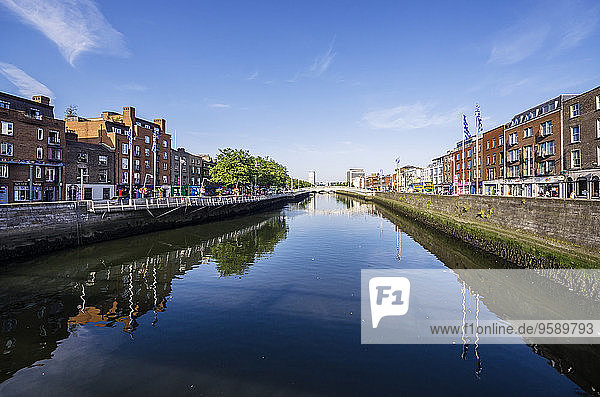 Irland  Grafschaft Dublin  Dublin  River Liffey und Ha'penny Bridge