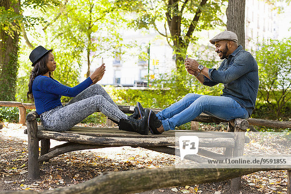 Paar fotografiert auf Bank  Central Park  New York  USA