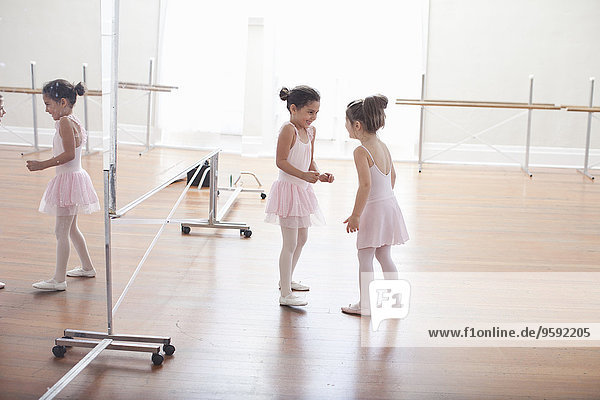 Zwei Kinderballerinas im Gespräch in der Ballettschule