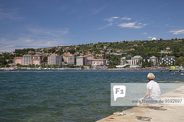 Slowenien  Istrien  Slowenische Küste  Portoroz  Adria  Frau an der Uferpromenade sitzend