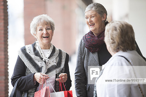 Drei ältere Frauen beim Einkaufsbummel