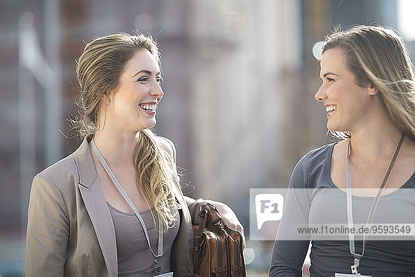 Zwei Geschäftsfrauen bei der Kommunikation