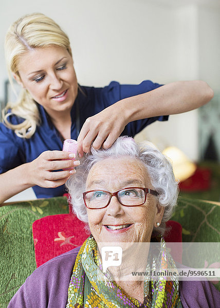 Weibliche Lockenwickler für Seniorinnen im Pflegeheim