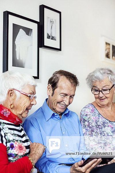 Zufriedene Senioren mit dem digitalen Tablett im Pflegeheim
