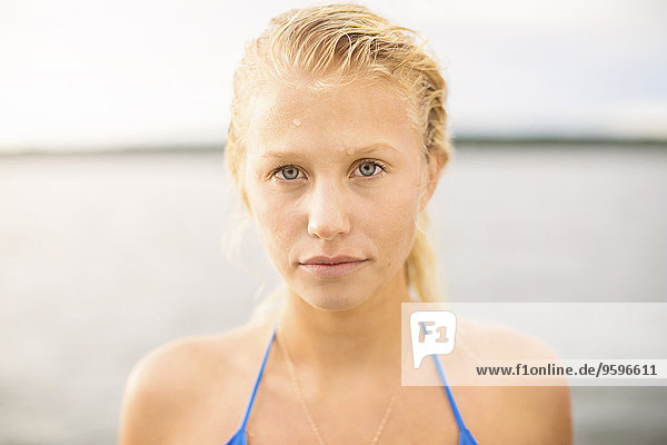 Porträt einer jungen Frau gegen den See