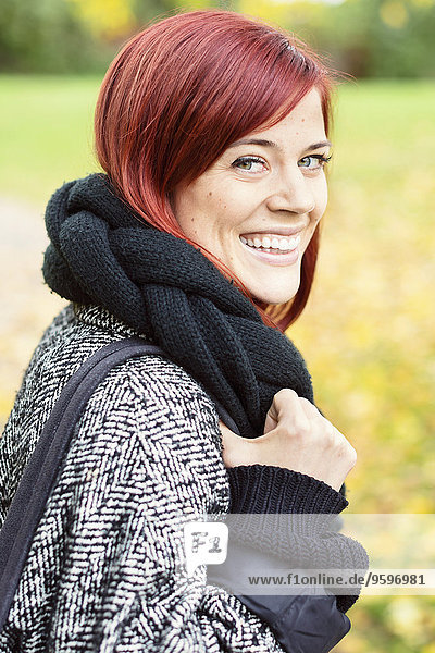 Seitenansicht Porträt einer lächelnden mittleren erwachsenen Frau im Park