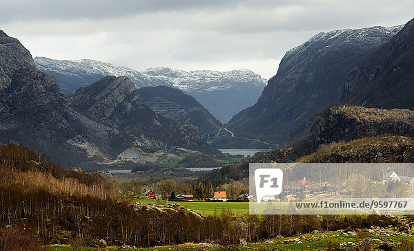 Blick auf Tal  Häuser und Berge  Rogaland County  Norwegen