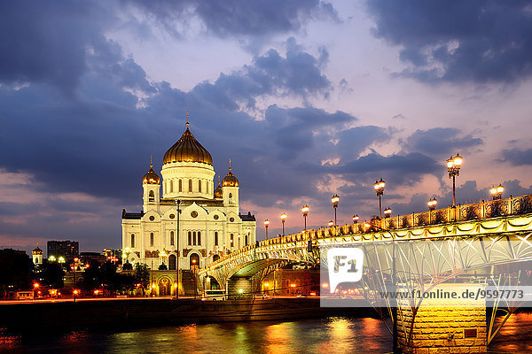 Blick auf die Christ-Erlöser-Kathedrale und Patriarchenbrücke über den Moskwa-Fluss bei Nacht  Moskau  Russland