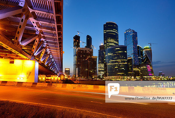 Blick auf Wolkenkratzer und Dorogomilovsky-Brücke bei Nacht Moskau Russland