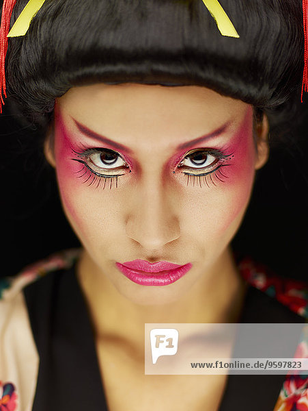 Junge Frau mit orientalischem Make-up
