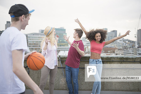 Gruppe tanzender Freunde  Junge mit Basketball
