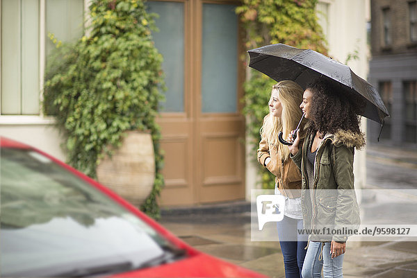Junge Frauen mit Regenschirm