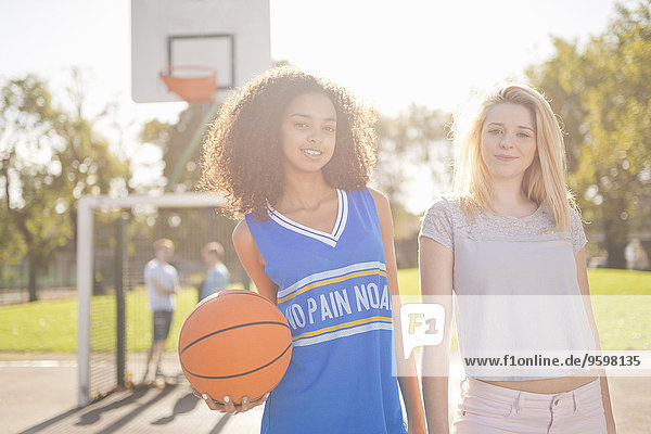 Portrait von zwei jungen Basketballerinnen
