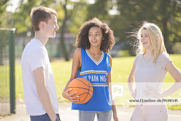 Drei junge erwachsene Basketballspieler im Chat