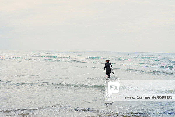 Surfer mit Surfbrett im Meer  Lacanau  Frankreich