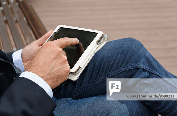 Mann mit digitalem Tablett  Konzentration auf die Hände