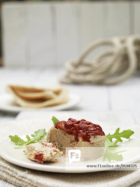 Teller mit Thunfischterrine und gerösteten roten Paprikaschoten mit Pita-Brot und Rucola-Garnitur