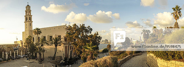 Panorama des alten Jaffa mit St. Peter Kirche und Kloster auf der linken Seite. Tel Aviv ist in der Ferne zu sehen.