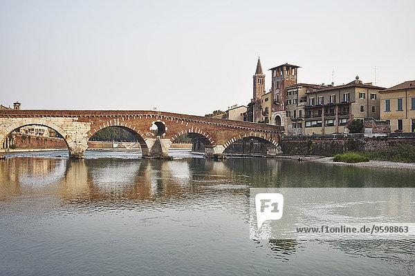 Ponte Pietra  Etsch und Stadtbild  Verona  Italien