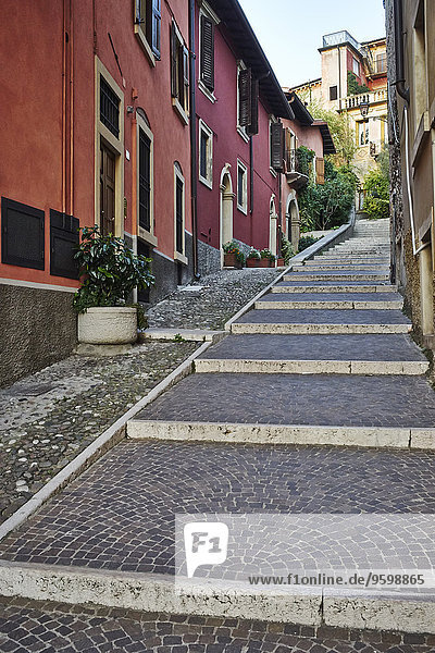 Schmale Straße mit Stufen  Verona  Italien