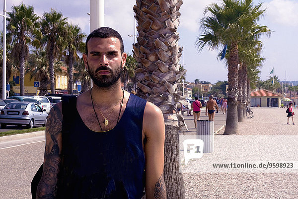 Porträt eines jungen Mannes am Strand  Marseille  Frankreich